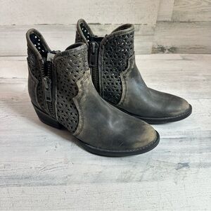 Circle G black distressed bootie size 7
